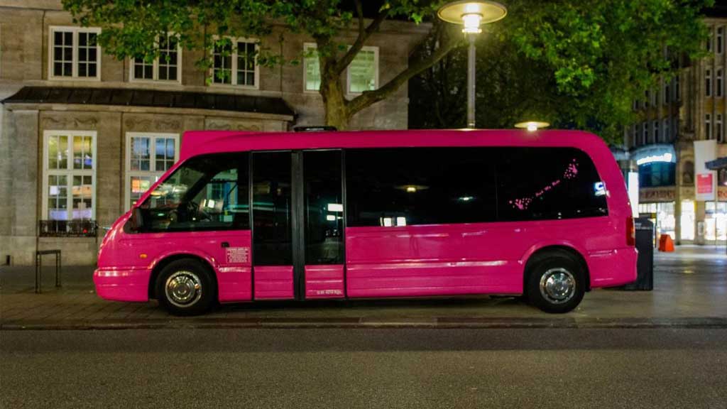 partybus pink aussen party fahrt stretch limousine hamburg bus vip chauffeur deinelimo elblimo xxl