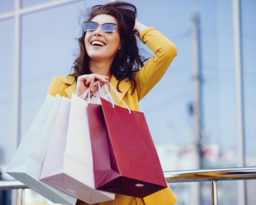 cute-girl-with-shopping-bag-city.jpg